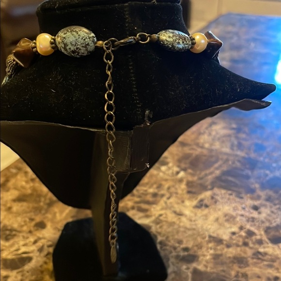 Elegant Beaded Necklace with Green and Gold Accents - Picture 2 of 3